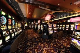 Tampilan meja Domino QQ di ambon 4d dengan empat pemain dan kartu domino
