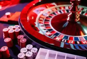 Antarmuka deposit multi-mata uang di aplikasi ambon 4d